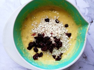 7、香蕉燕麦马芬蛋糕,最后倒入即食燕麦和蔓越莓（记得留一部分一会装饰表面）