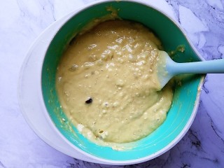 8、香蕉燕麦马芬蛋糕,翻拌均匀