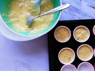 9、香蕉燕麦马芬蛋糕,搅拌好的蛋糕糊舀入纸杯内，8分满即可