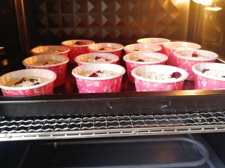 11、香蕉燕麦马芬蛋糕,烤箱180度预热10分钟，放入烤盘，180度上下火中层烤20分钟