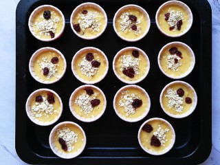 10、香蕉燕麦马芬蛋糕,最后表面撒上即食燕麦和蔓越莓