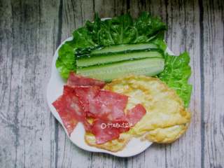 8、家庭版的法风烧饼,准备生菜、黄瓜、煎蛋、培根