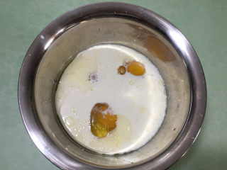 1、芒果千层蛋糕,将除低粉以外的千层皮材料全部放入盆中.