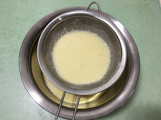 5、芒果千层蛋糕,用筛网过筛一次至两次,使面糊变得细腻.