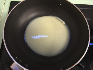 8、芒果千层蛋糕,待面糊定型后,放在火上摊熟.