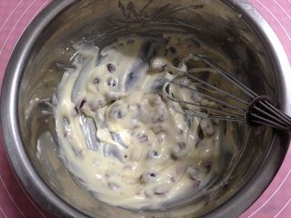 4、酥粒蔓越莓奶酪卷,搅拌均匀就是蔓越莓奶酪酱了（先放入冰箱冷藏）