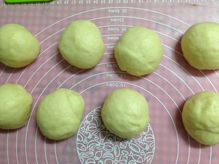 8、酥粒蔓越莓奶酪卷,取出发面团揉匀排气，将面团分割成8份，分别滚圆后松弛5分钟