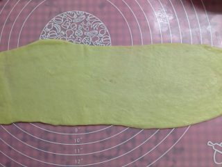 9、酥粒蔓越莓奶酪卷,取一面团搓成长条形压扁，擀成长条形