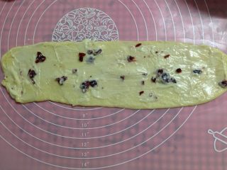 10、酥粒蔓越莓奶酪卷,抹一层蔓越莓奶酪酱