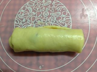 11、酥粒蔓越莓奶酪卷,从短边卷起后，从中间切开（忘了拍照）