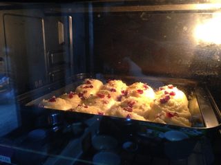 14、酥粒蔓越莓奶酪卷,将烤盘送入预热好的烤箱中层，180度约20分钟