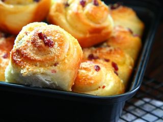 15、酥粒蔓越莓奶酪卷,出炉后立即脱模，晾凉后密封保存