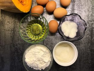 1、南瓜戚风蛋糕,准备好所有食材