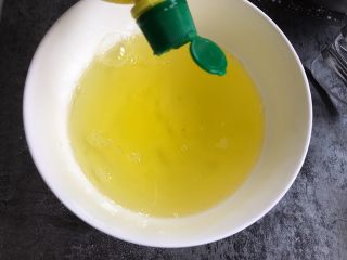 12、南瓜戚风蛋糕,蛋清提前放入冷冻室冷冻至碗壁结霜，取出加入几滴柠檬汁