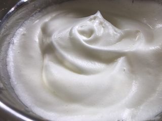 14、南瓜戚风蛋糕,用电动打蛋器打至细腻的泡沫，再加入三分之一白糖