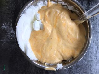 18、南瓜戚风蛋糕,将搅拌好的面糊倒入蛋白霜中