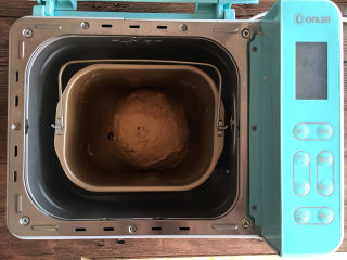 4、红糖蔓越莓吐司,将揉好的面团整理好放回面包机内，使用面包机发酵菜单进行一次发酵。时间为30分钟。