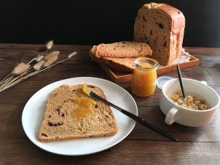 12、红糖蔓越莓吐司,可以切片吃。