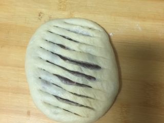11、豆沙面包,用刀划成多个长口