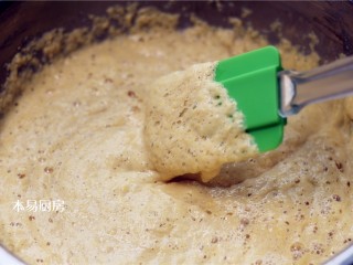 7、玉米面发糕,搅拌醒发好的面糊，把里面的气体都排出