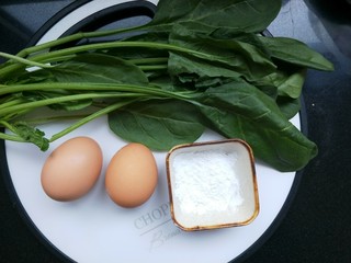 1、菠菜鸡蛋糕,准备食材：两个鸡蛋，一小把菠菜，淀粉5克。