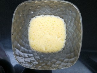 3、菠菜鸡蛋糕,充分打散。