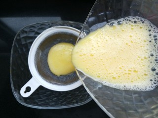 4、菠菜鸡蛋糕,过滤两遍。去除泡沫。