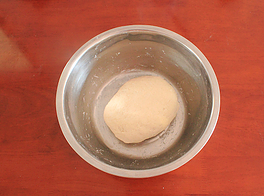 1、自制椒盐芝麻烧饼,面粉中加入5g盐和酵母粉，然后一点点的加入温开水，和成光滑的面团后放置温软处发酵至原来的2倍大。