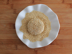 10、自制椒盐芝麻烧饼,两面裹上白芝麻。