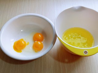 2、6寸紫薯戚风蛋糕,蛋黄与蛋白分离，分别在无油无水的容器中。