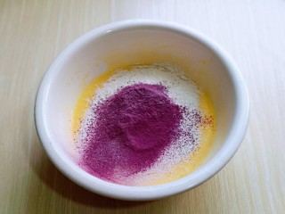 5、6寸紫薯戚风蛋糕,筛入面粉，与紫薯粉，用硅胶铲翻拌均匀，看不到干粉。