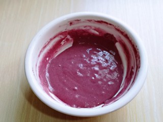 6、6寸紫薯戚风蛋糕,用手动打蛋器拌均匀，且无干粉。拌的时候呈Z字形状来回搅动，不要转圈搅拌，以免起筋。这样紫薯蛋黄糊就做好了，放旁边备用。