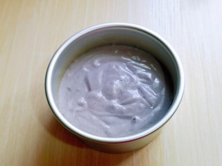 14、6寸紫薯戚风蛋糕,拌好的蛋糕糊，细腻光滑，饱满，倒入蛋糕模具中。