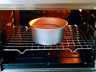 15、6寸紫薯戚风蛋糕,将模具入烤箱中层。