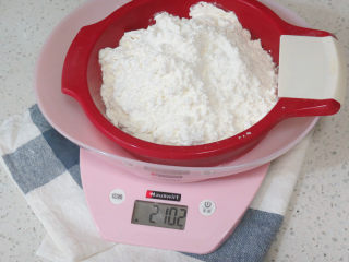 6、制做简单快捷的下午茶点心【酸奶芒果干麦芬】,低筋面粉、泡打粉称重