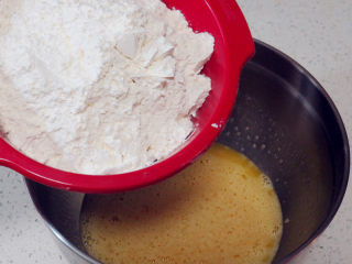 7、制做简单快捷的下午茶点心【酸奶芒果干麦芬】,过筛进面糊