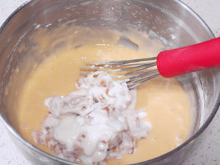 9、制做简单快捷的下午茶点心【酸奶芒果干麦芬】,加入芒果酸奶