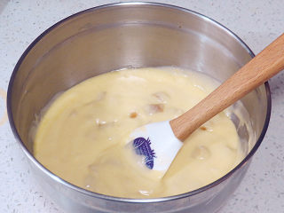 12、制做简单快捷的下午茶点心【酸奶芒果干麦芬】,混拌到完全吸收