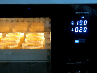 14、制做简单快捷的下午茶点心【酸奶芒果干麦芬】,放入预热好的烤箱中层 (我是小烤箱放下层)，上下火190°烤20分钟