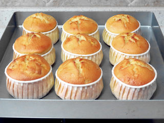 16、制做简单快捷的下午茶点心【酸奶芒果干麦芬】,取出，移至晾网上晾凉即可