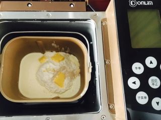 1、懒蛋蛋挤挤包,把所有食材放进面包桶「除南瓜粉和菠菜粉外！后放」