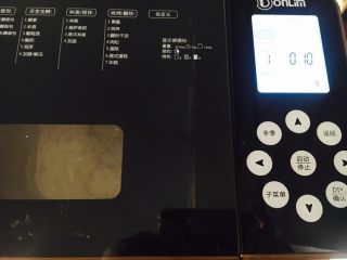 2、懒蛋蛋挤挤包,启动和面程序10分钟。
