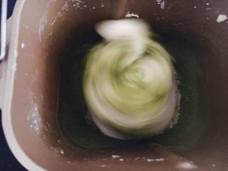 3、懒蛋蛋挤挤包,10分钟后取60g面团加入南瓜粉，剩下加入菠菜粉继续启动和面5分钟