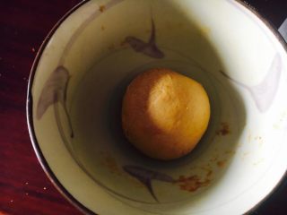 4、懒蛋蛋挤挤包,10分钟后取60g面团加入南瓜粉，剩下加入菠菜粉继续启动和面5分钟