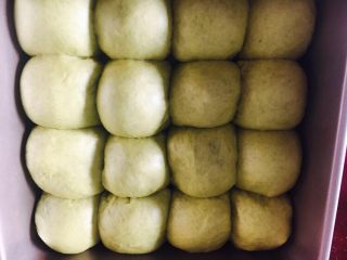 5、懒蛋蛋挤挤包,烤箱底放碗热水，30度发酵40分钟。