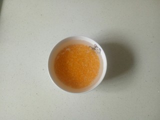 1、玉米渣煎饼,将玉米渣用水淘干净，浸泡2小时