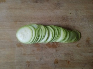 5、玉米渣煎饼,切薄薄的片