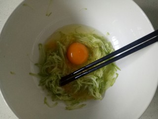 8、玉米渣煎饼,打入一个鸡蛋