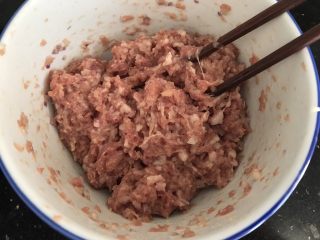 4、内有乾坤的肉丸子～苏格兰蛋,搅拌均匀备用