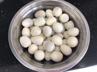 5、内有乾坤的肉丸子～苏格兰蛋,鹌鹑蛋煮熟，剥壳